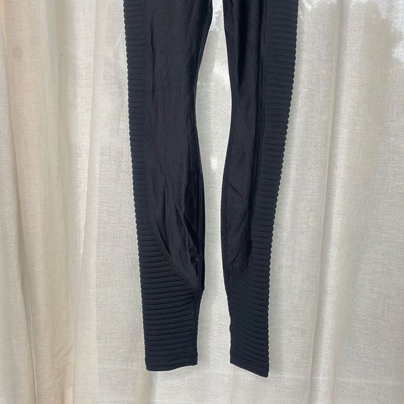 Fabletics ULTRA HIGH-WAISTED MOTION SHINE LEGGING | XXS/0-2 - Picture 3 of 8